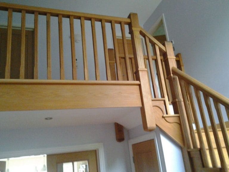 Timber gallery landing with spindle balustrade