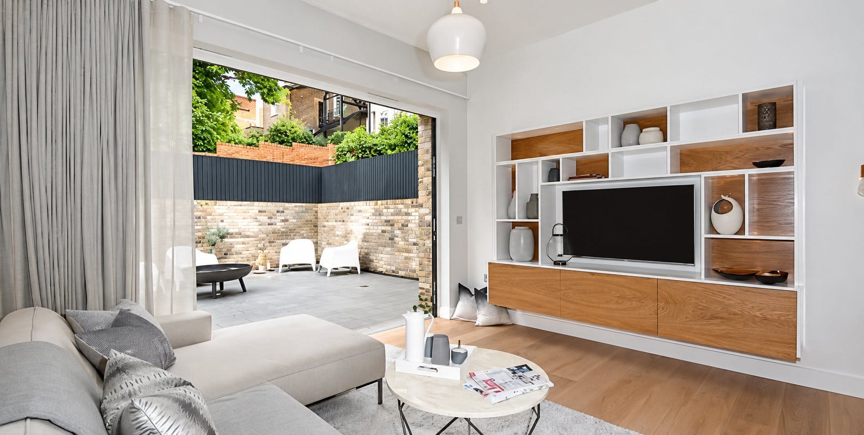 Built in living room media wall in oak, made to measure by Spittlywood
