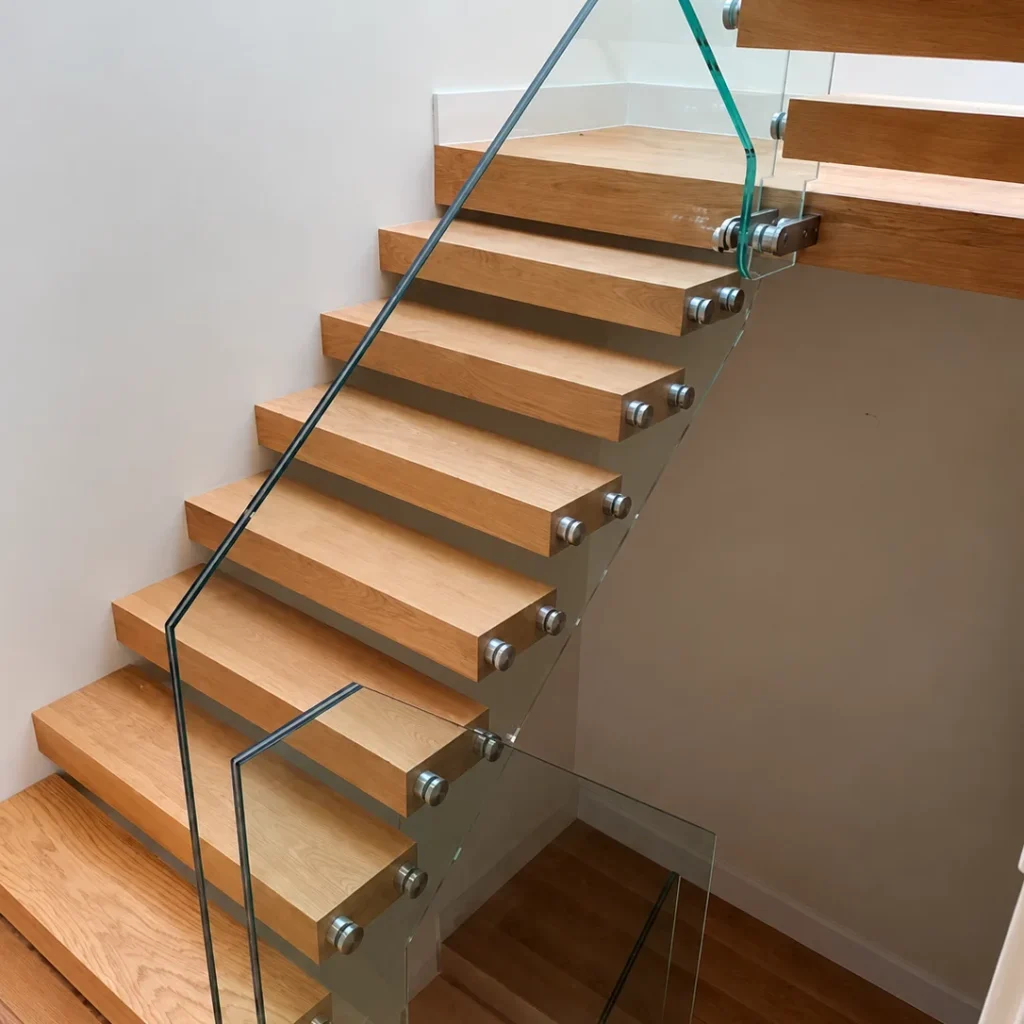 Floating oak treads with glass balustrade, made by Spittlywood