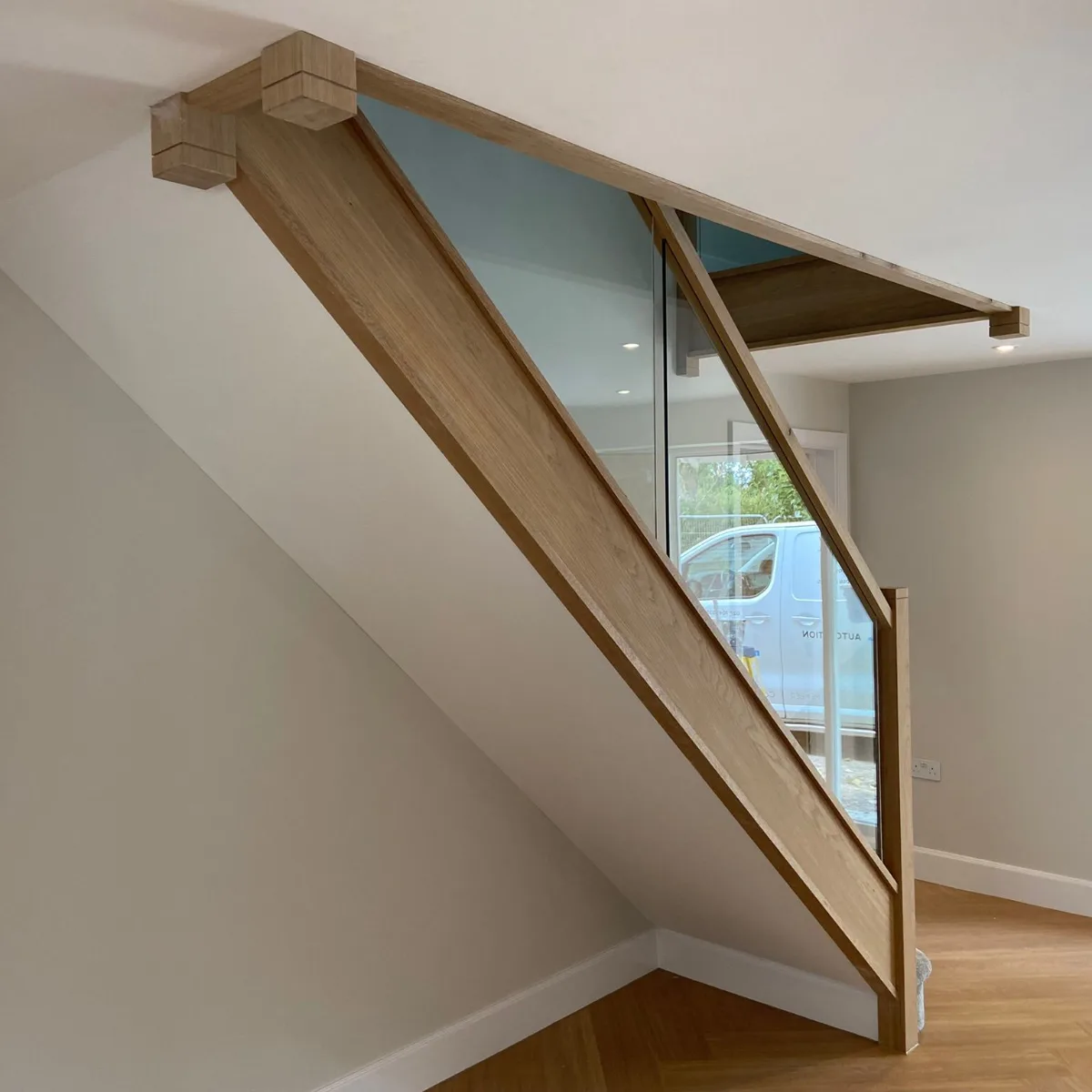 Oak staircase showing the grain of the timber, made by Spittlywood